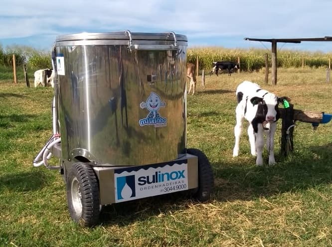 Automatize o aleitamento com o Alimentador de Bezerros Milkinho 250L Sulinox. Dosagem precisa, controle de temperatura e tração elétrica. Reduza mão de obra!